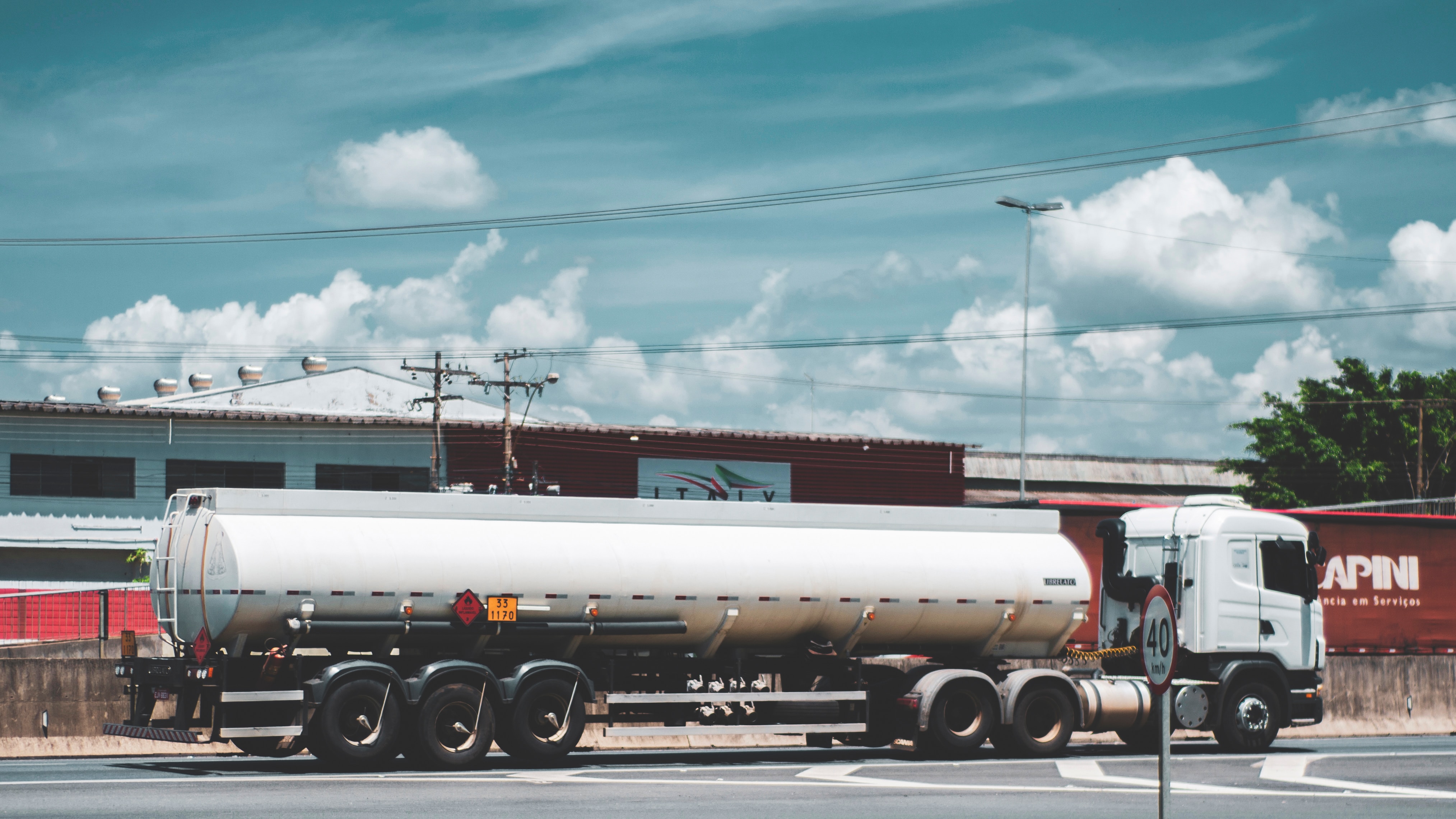 Camión cisterna de transporte de combustible